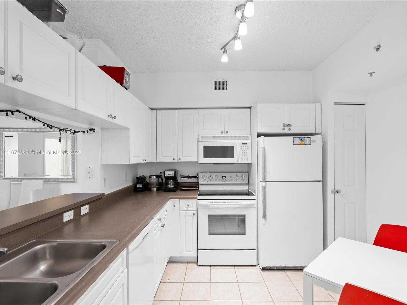 Small Image of 17125 N Bay Rd, Sunny Isles Beach, FL 33160, USA Number 19