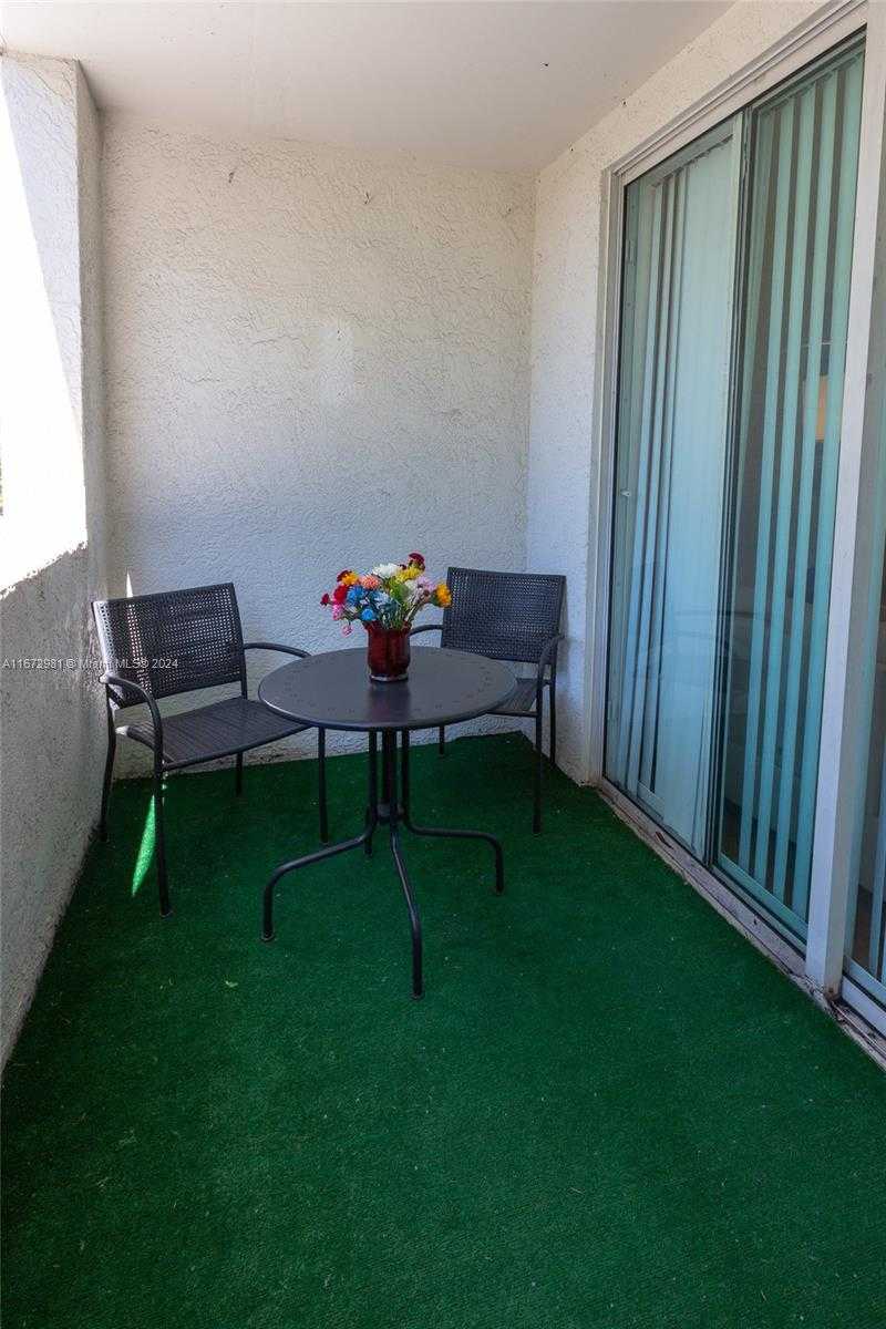 Small Image of 17125 N Bay Rd, Sunny Isles Beach, FL 33160, USA Number 2