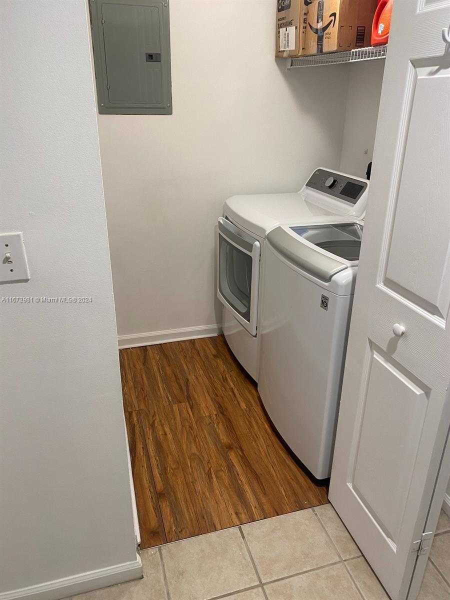 Small Image of 17125 N Bay Rd, Sunny Isles Beach, FL 33160, USA Number 32