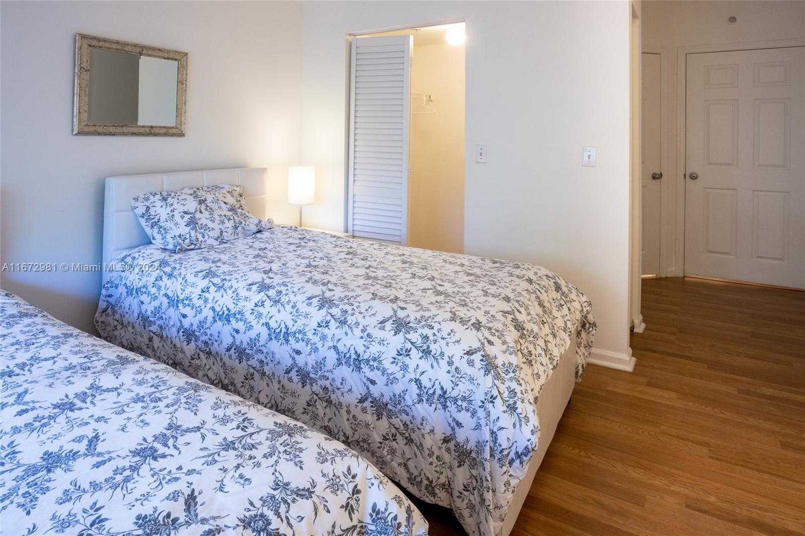 Small Image of 17125 N Bay Rd, Sunny Isles Beach, FL 33160, USA Number 4