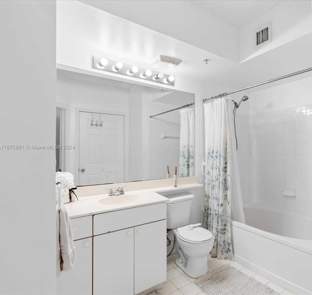 Small Image of 17125 N Bay Rd, Sunny Isles Beach, FL 33160, USA Number 5