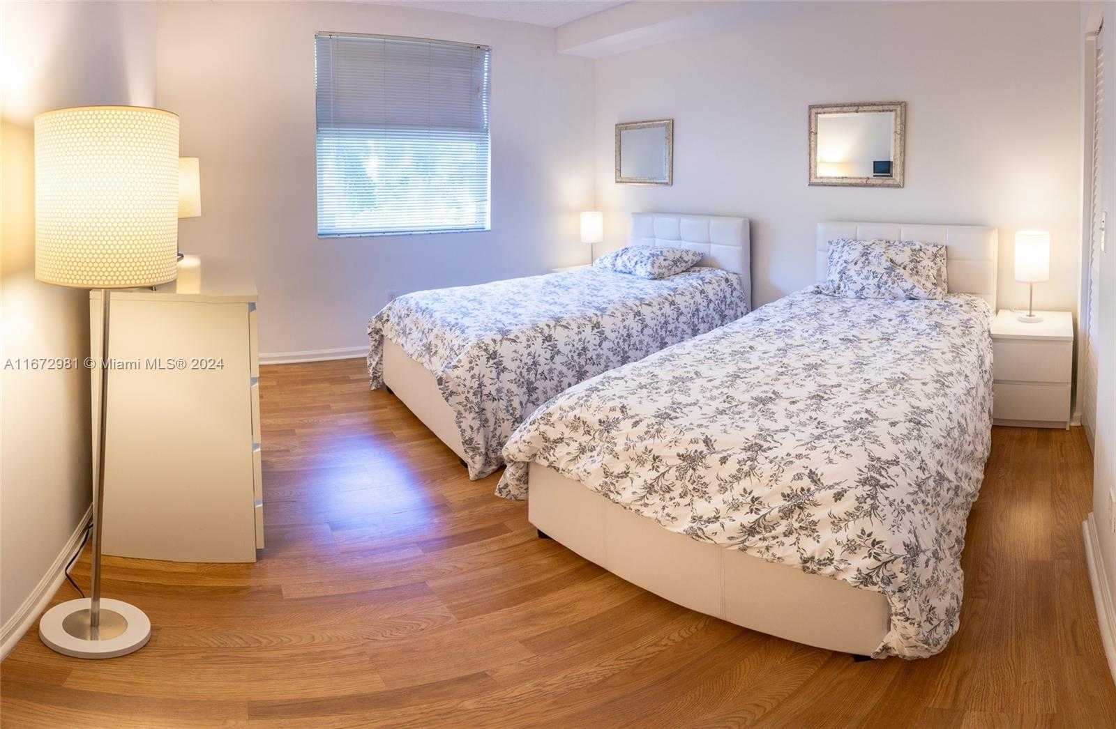Small Image of 17125 N Bay Rd, Sunny Isles Beach, FL 33160, USA Number 6