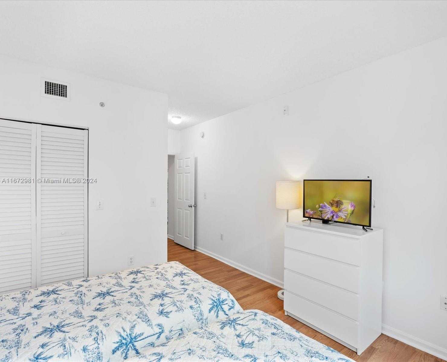 Small Image of 17125 N Bay Rd, Sunny Isles Beach, FL 33160, USA Number 7