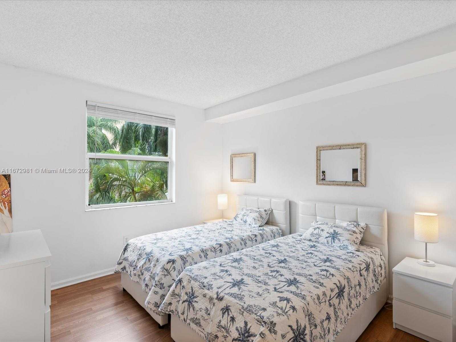 Small Image of 17125 N Bay Rd, Sunny Isles Beach, FL 33160, USA Number 9