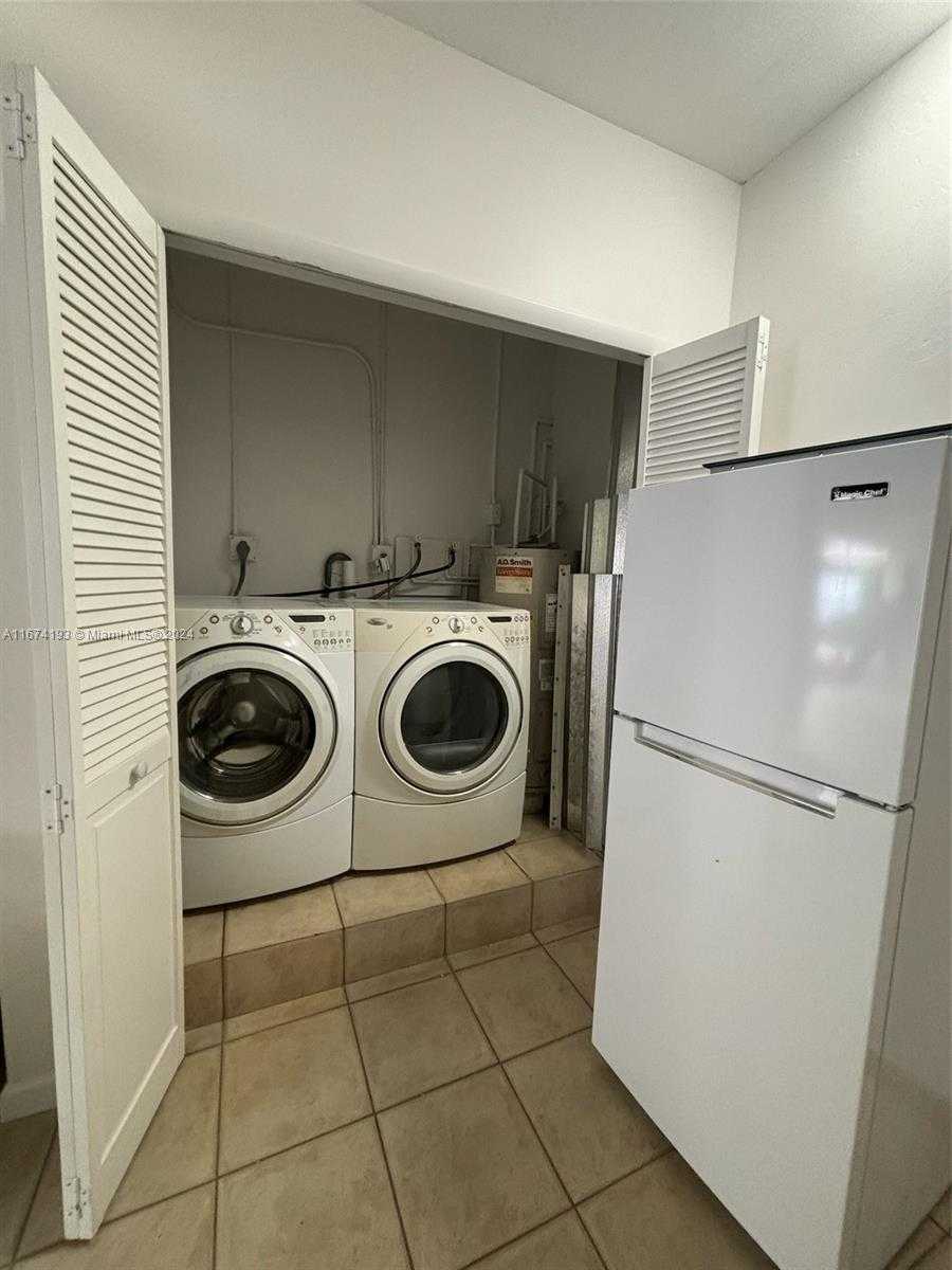 Small Image of 250 FERNWOOD RD, Key Biscayne Number 10