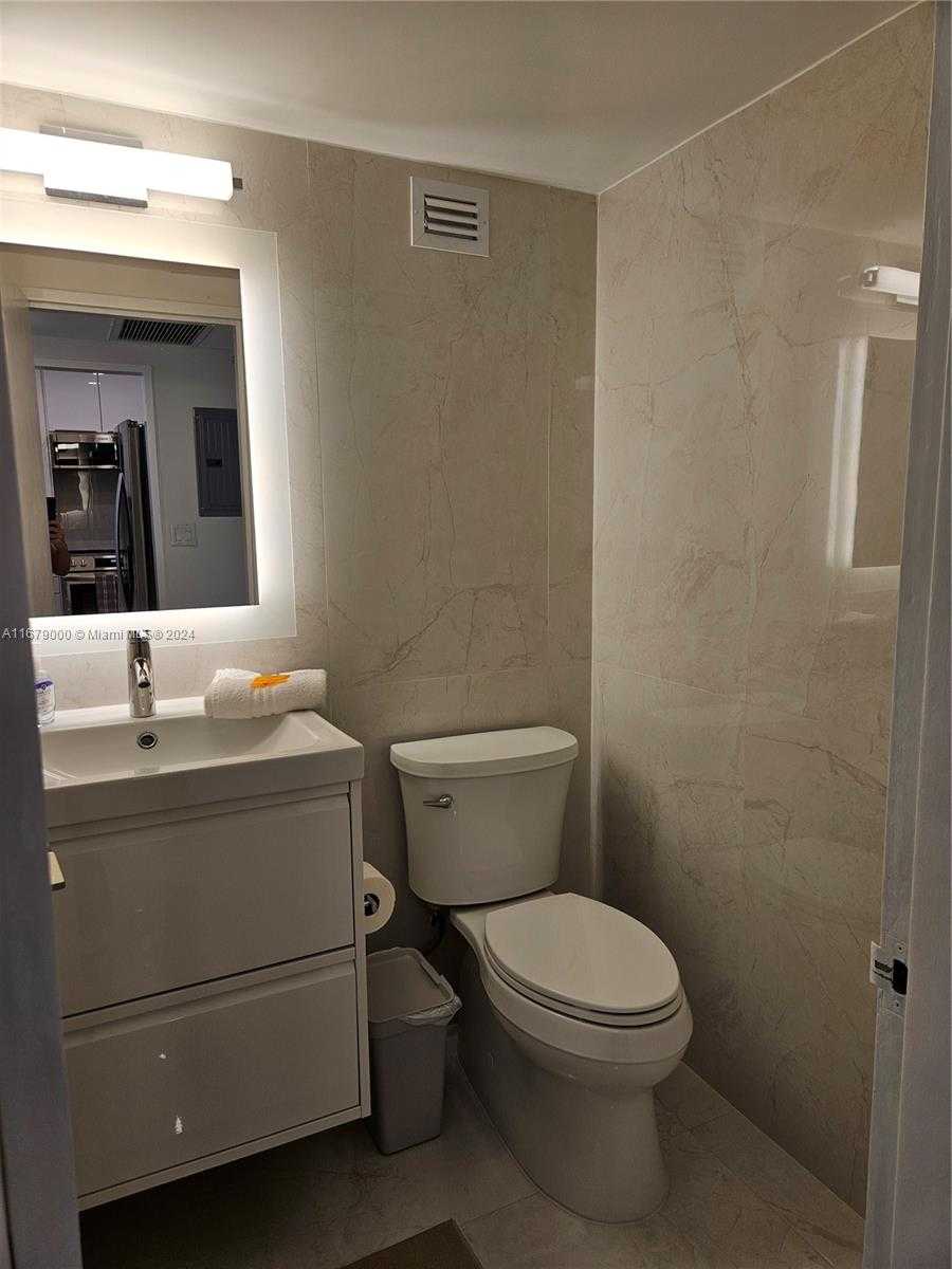 Small Image of 5601 COLLINS AVE #1605, Miami Beach Number 9