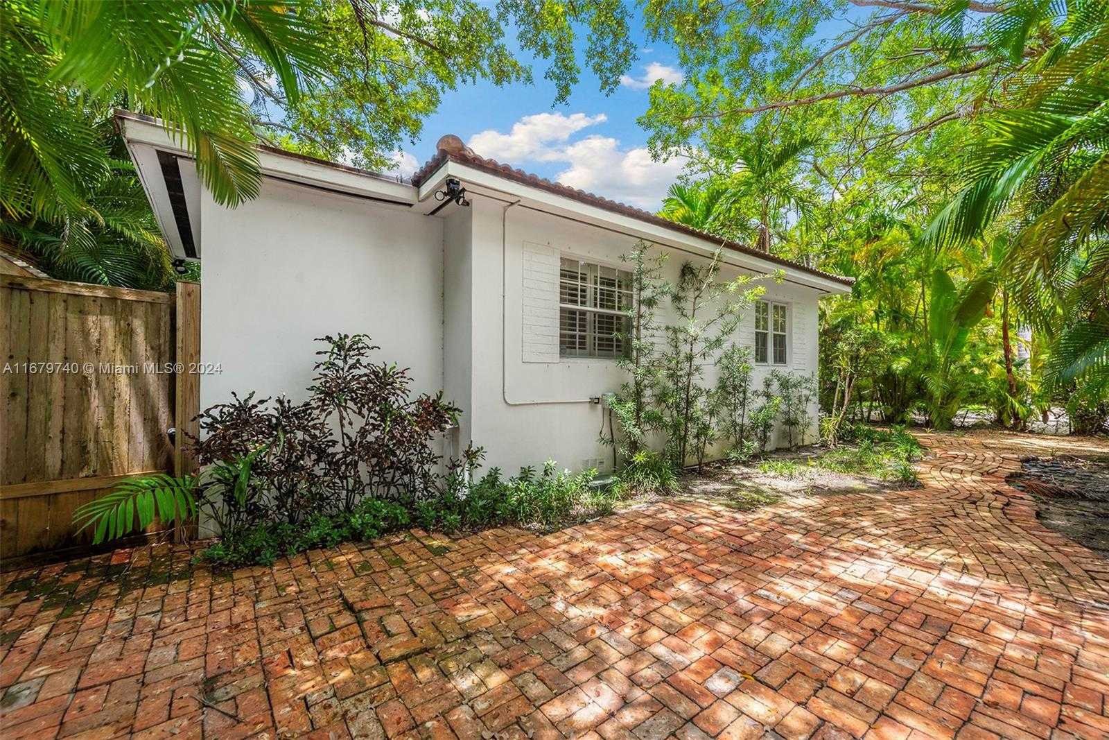 Small Image of 2560 INAGUA AVE, Miami Number 10