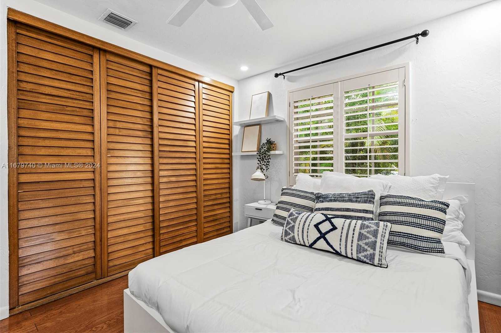 Small Image of 2560 INAGUA AVE, Miami Number 20