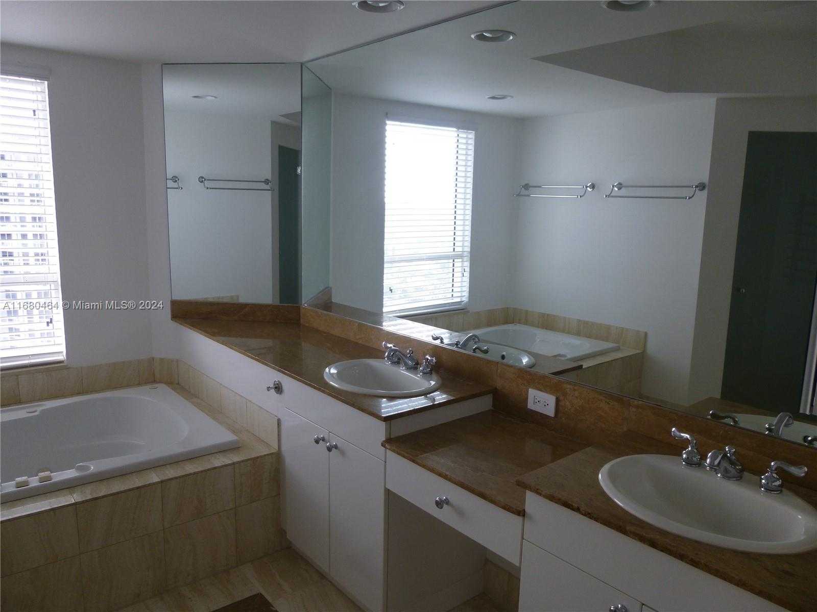 Small Image of 21050 #2906, Aventura Number 20