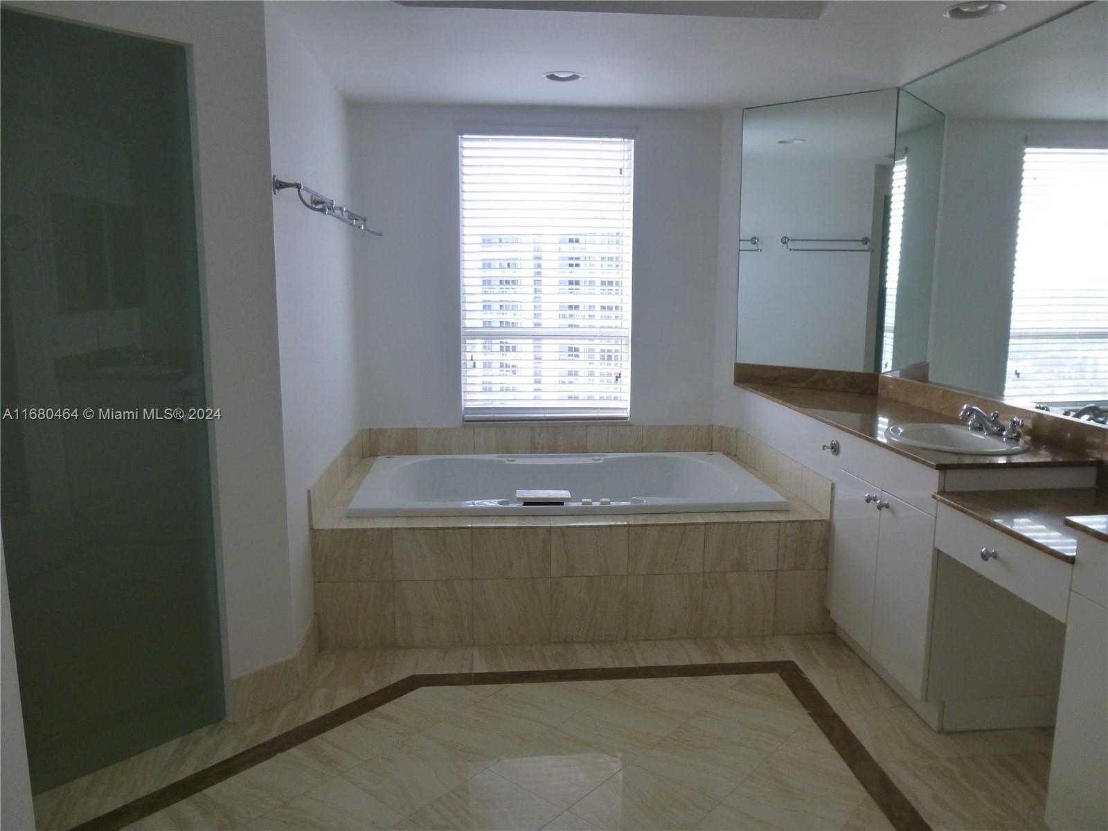 Small Image of 21050 #2906, Aventura Number 22