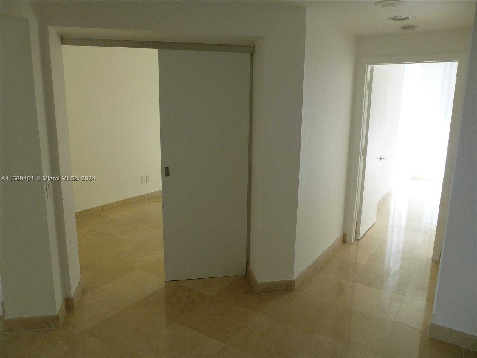 Small Image of 21050 #2906, Aventura Number 23