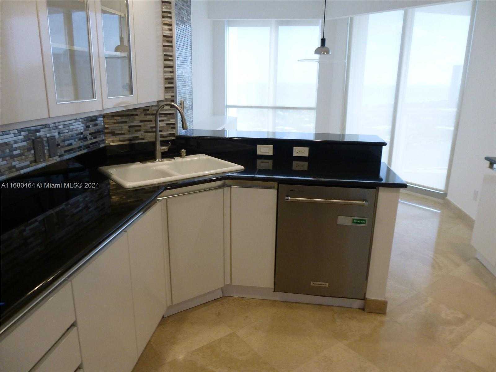 Small Image of 21050 #2906, Aventura Number 31