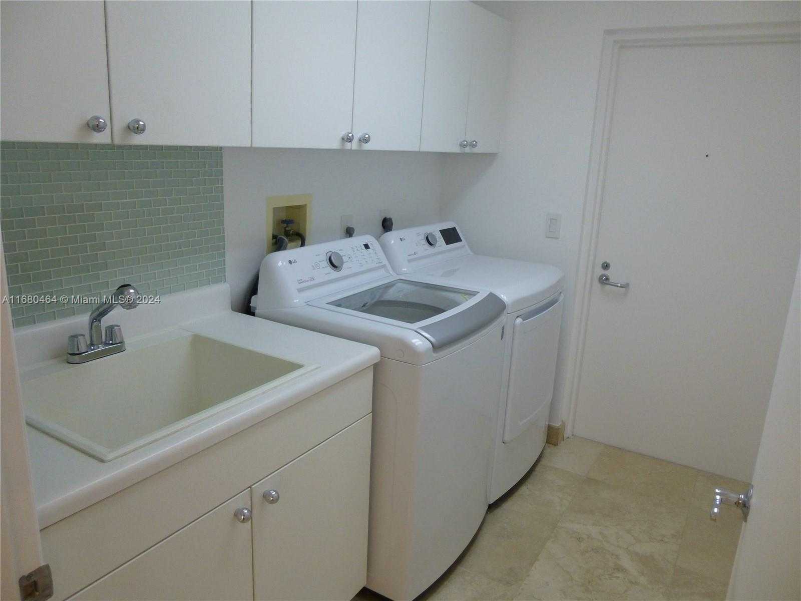 Small Image of 21050 #2906, Aventura Number 36