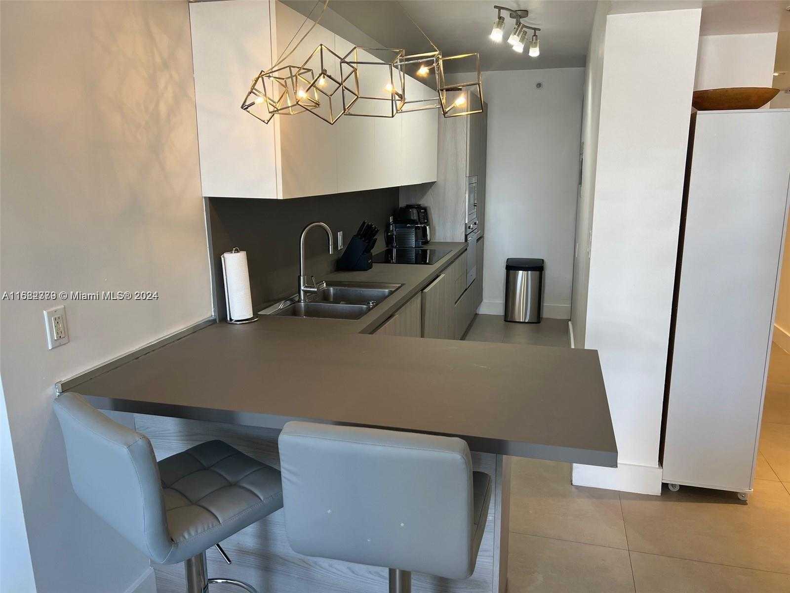 Small Image of 100 #620, Miami Beach Number 5