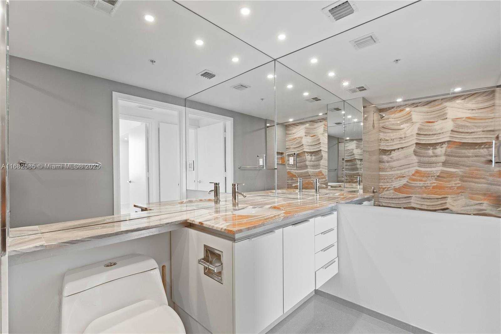 Small Image of 325 SOUTH BISCAYNE BLVD #4218, Miami Number 18