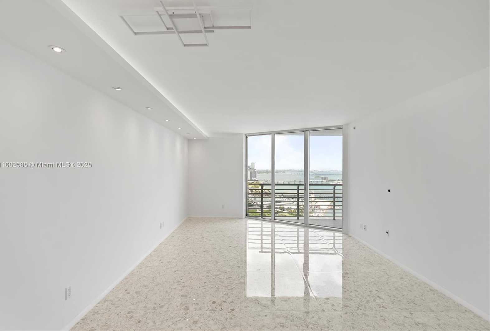 Small Image of 325 SOUTH BISCAYNE BLVD #4218, Miami Number 3