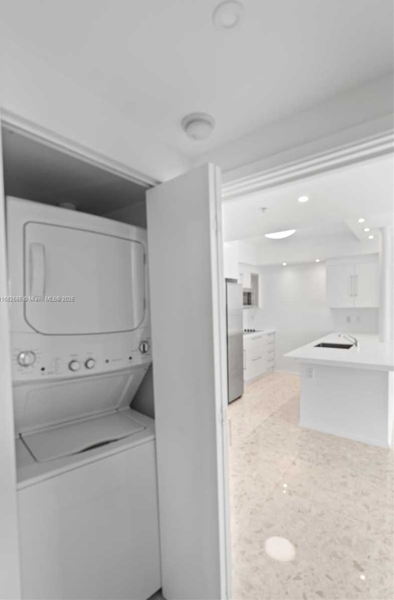 Small Image of 325 SOUTH BISCAYNE BLVD #4218, Miami Number 31