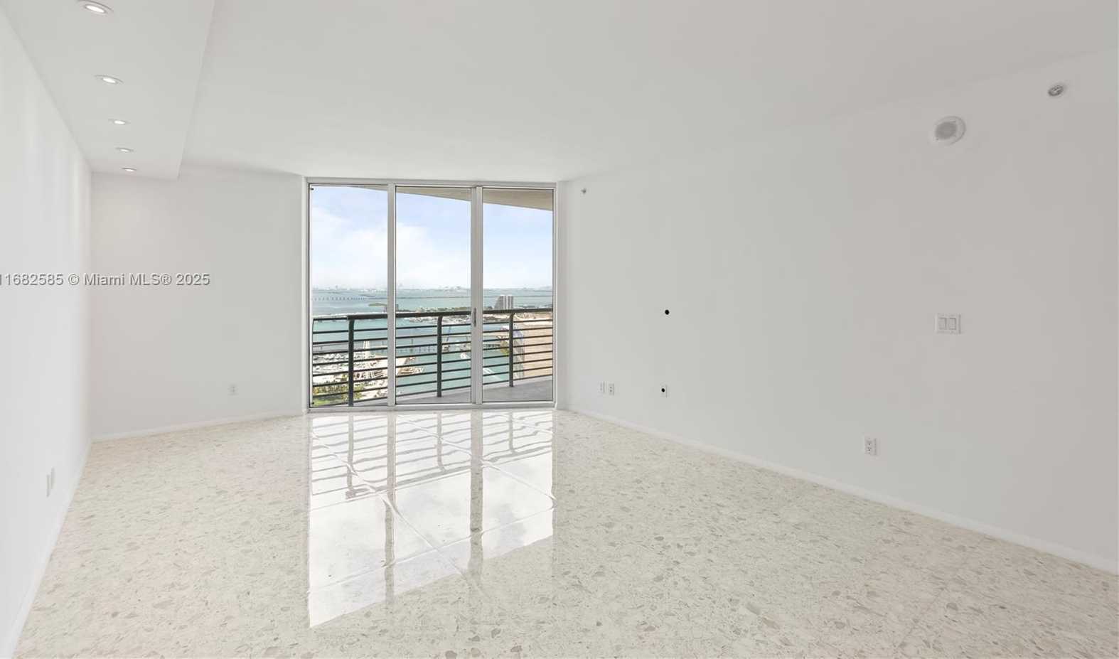 Small Image of 325 SOUTH BISCAYNE BLVD #4218, Miami Number 5