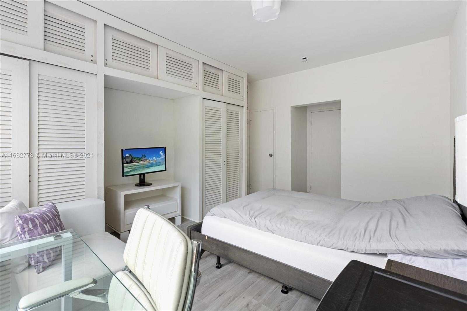 Small Image of 4720 PINE TREE DR #5, Miami Beach Number 12