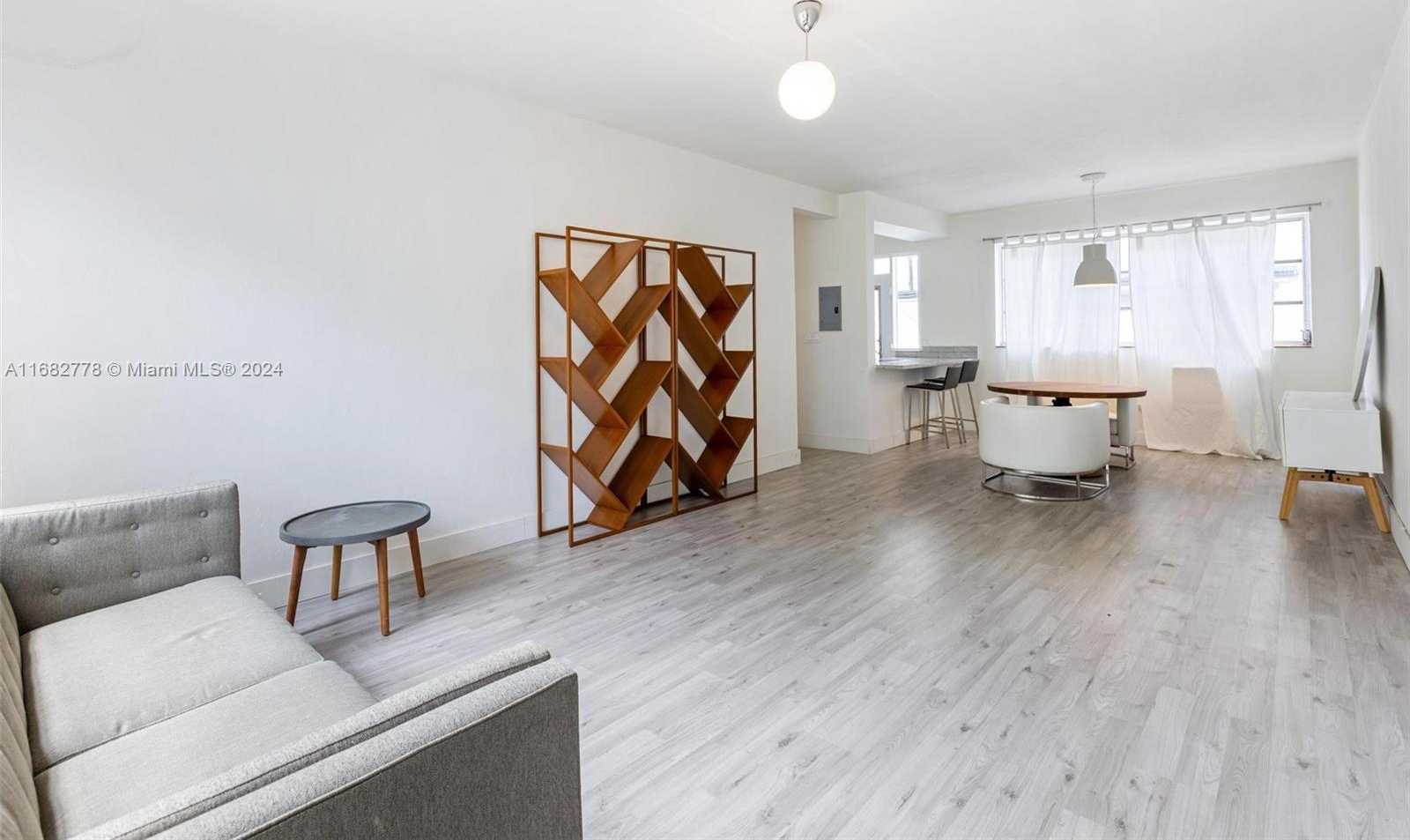 Small Image of 4720 PINE TREE DR #5, Miami Beach Number 2