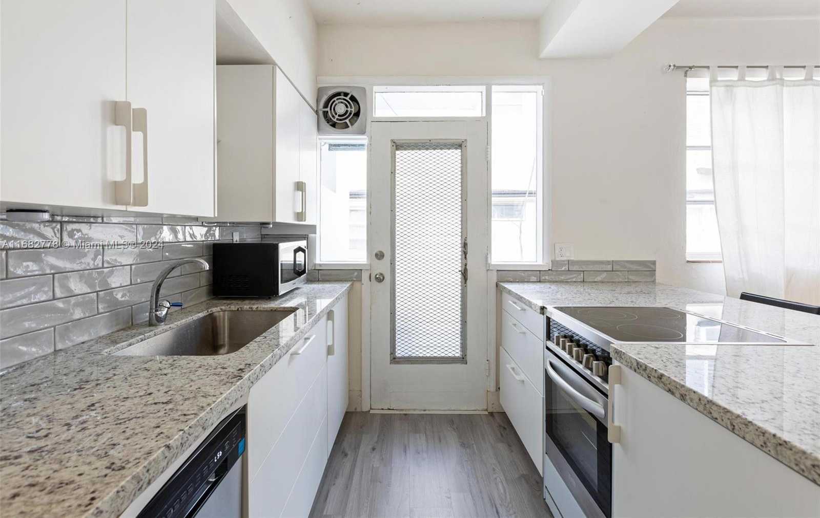 Small Image of 4720 PINE TREE DR #5, Miami Beach Number 3