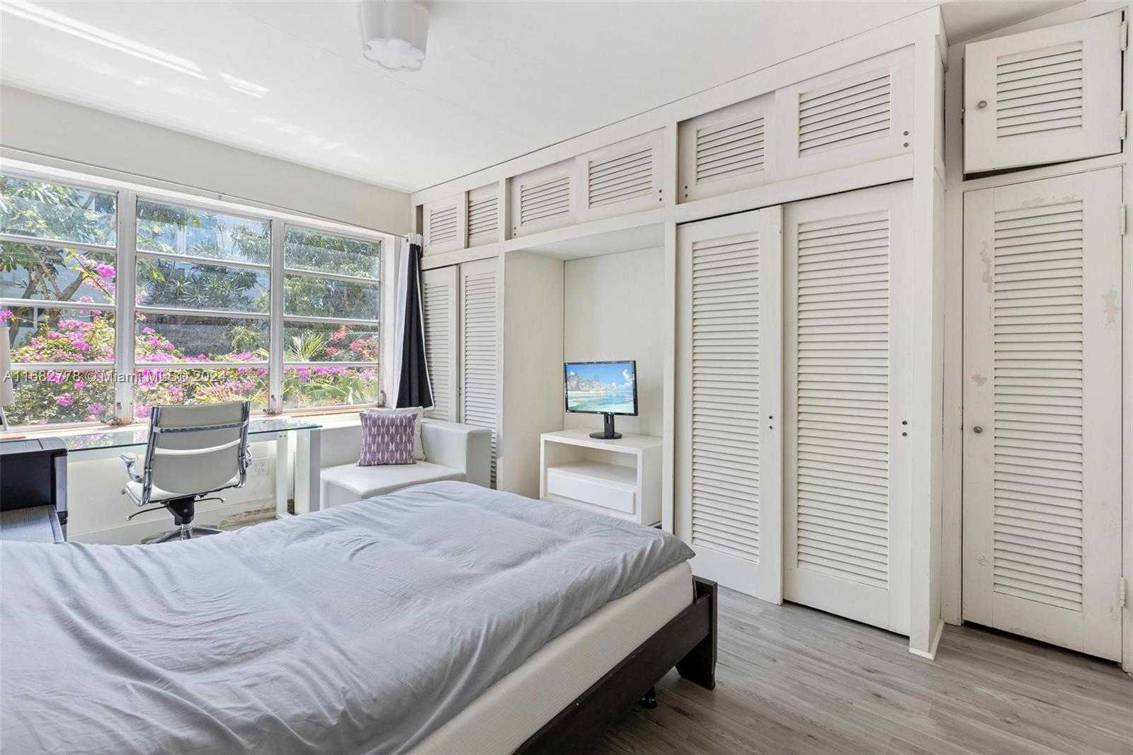 Small Image of 4720 PINE TREE DR #5, Miami Beach Number 4