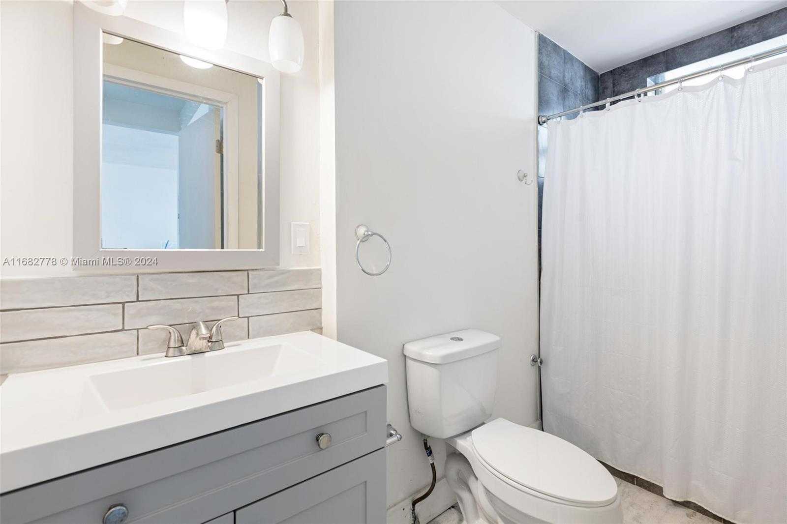 Small Image of 4720 PINE TREE DR #5, Miami Beach Number 5