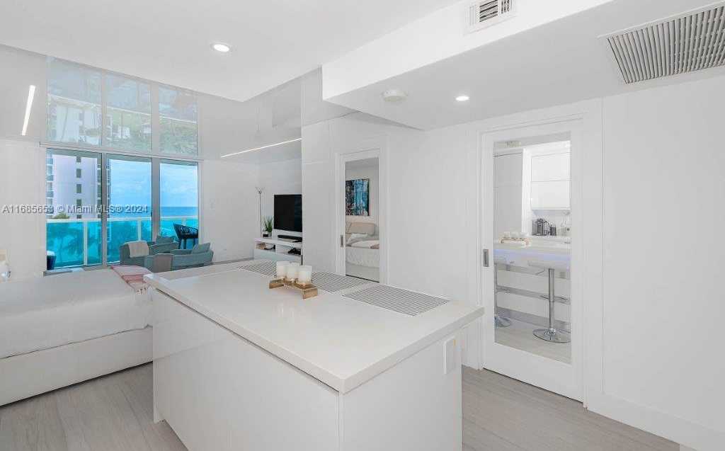 Small Image of 2301 COLLINS AVE #811, Miami Beach Number 8