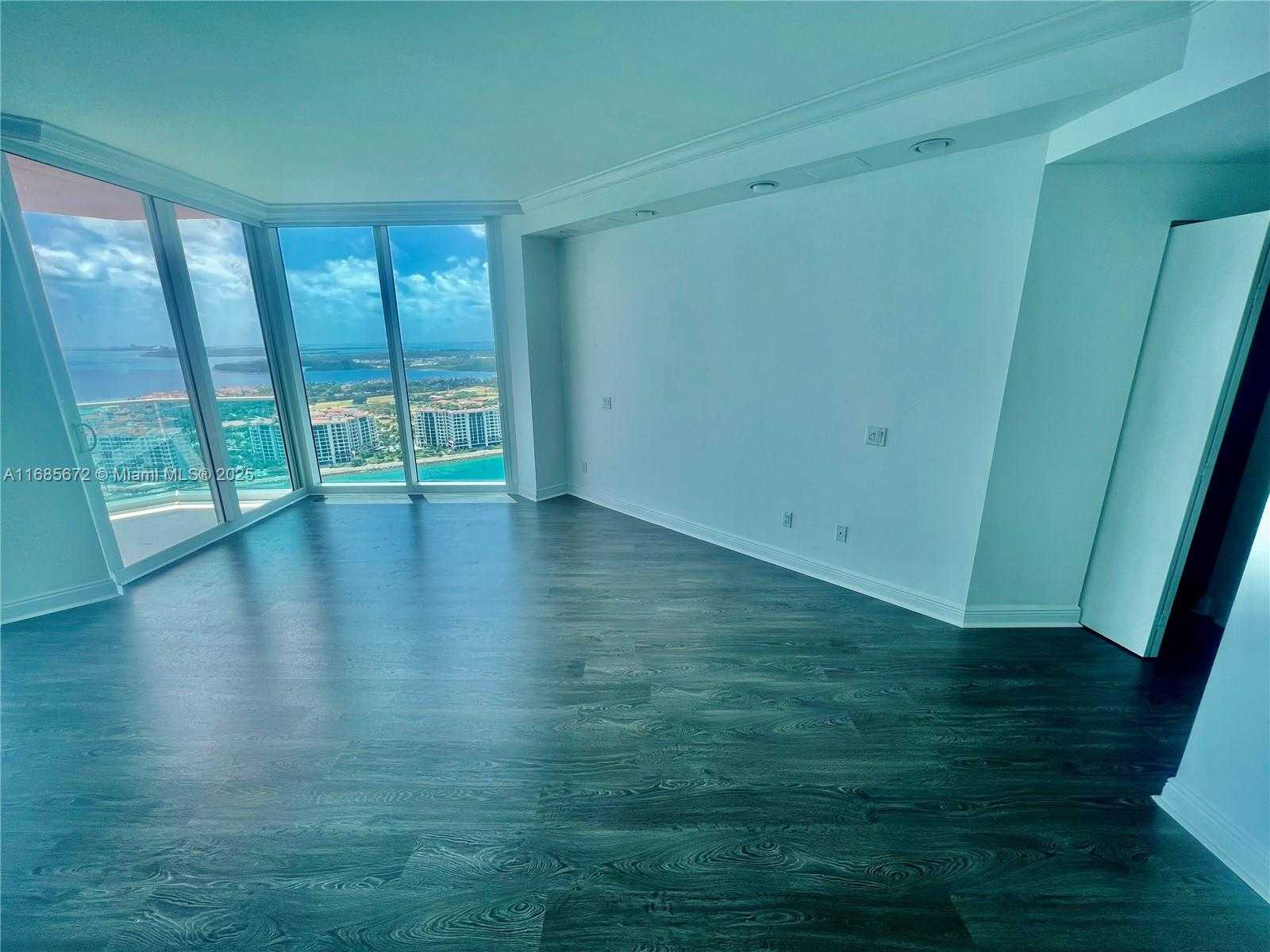 Small Image of 300 SOUTH POINTE DR #3601, Miami Beach Number 11