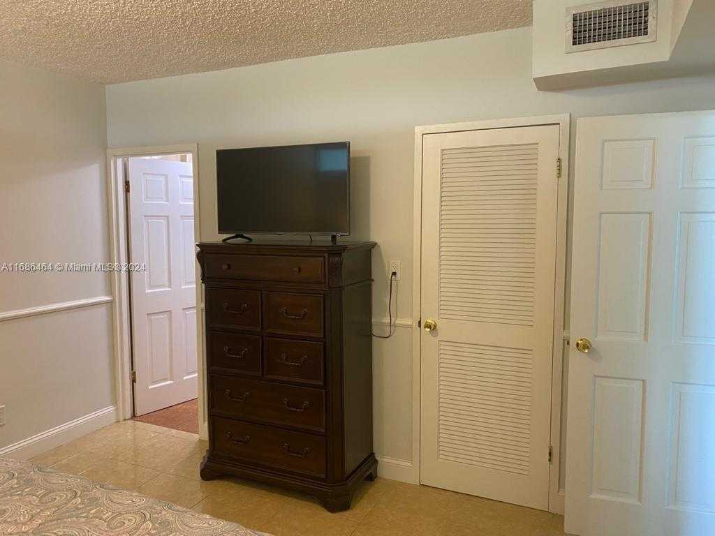 Small Image of 5401 COLLINS AVE #412, Miami Beach Number 28