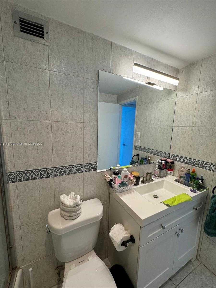 Small Image of 400 KINGS POINT DR #928, Sunny Isles Beach Number 34