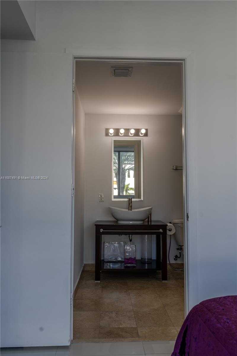 Small Image of 350 #301, Miami Number 15