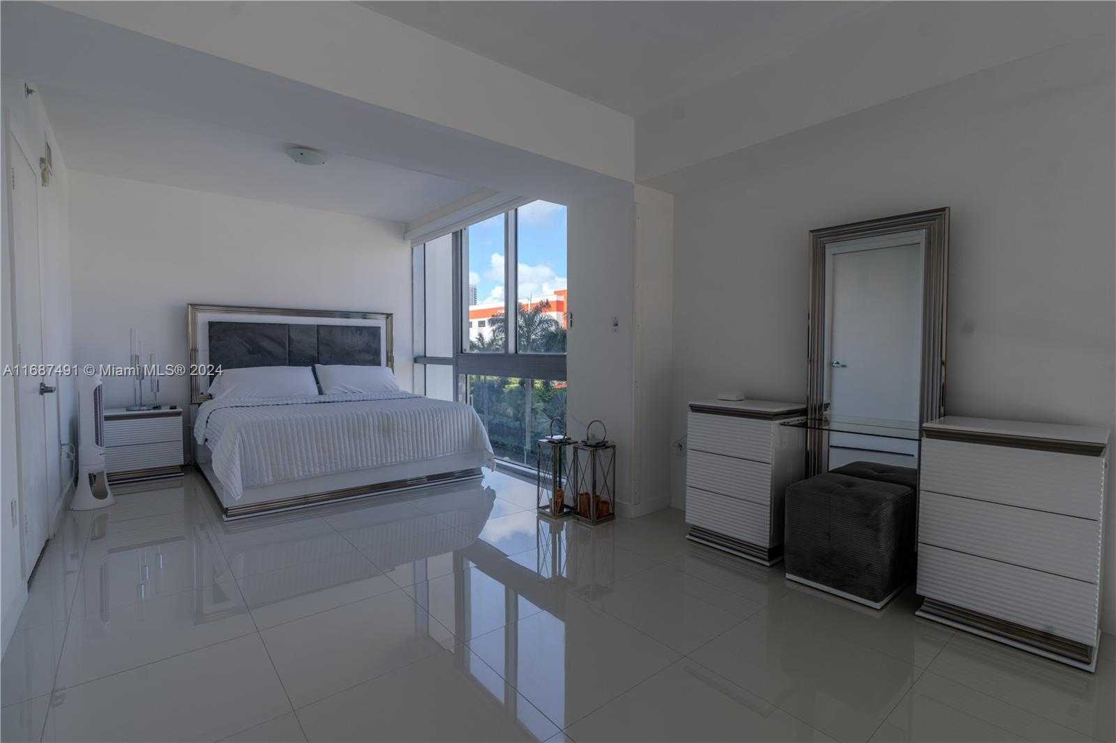 Small Image of 350 #301, Miami Number 17