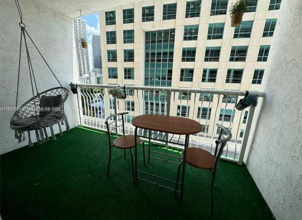 Small Image of 1200 BRICKELL BAY DR #1610, Miami Number 3
