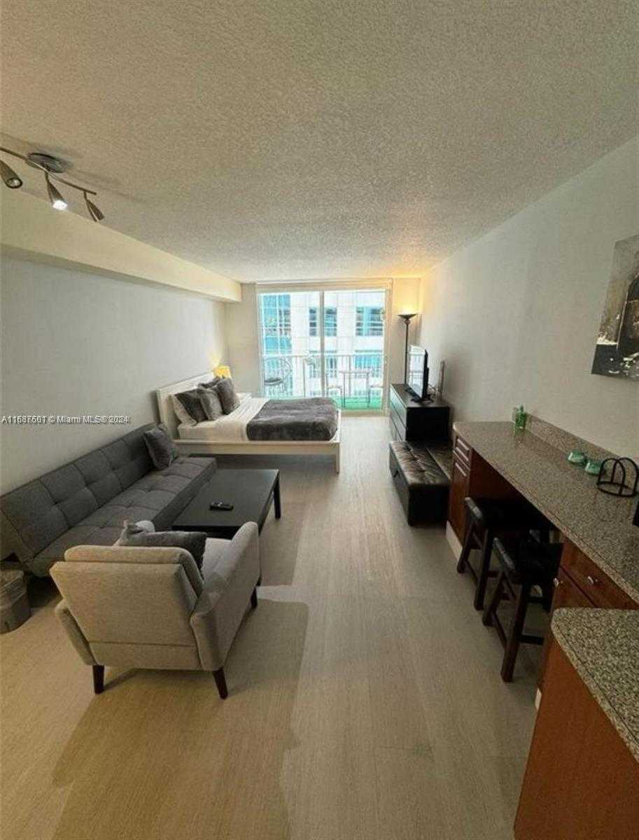 Small Image of 1200 BRICKELL BAY DR #1610, Miami Number 4