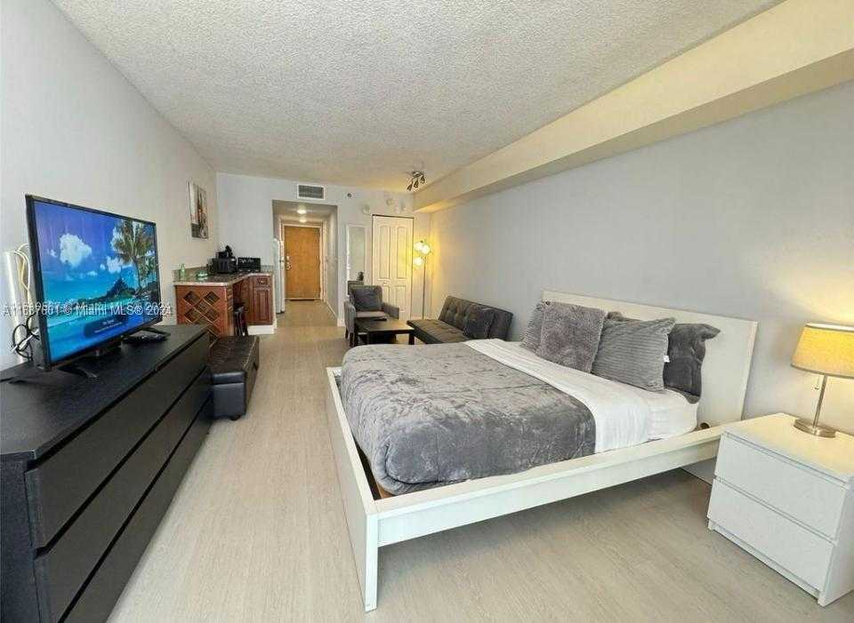 Small Image of 1200 BRICKELL BAY DR #1610, Miami Number 9
