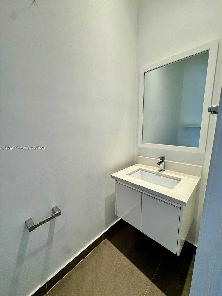 Small Image of 6641 NORTH WEST 105TH PL, Doral Number 37