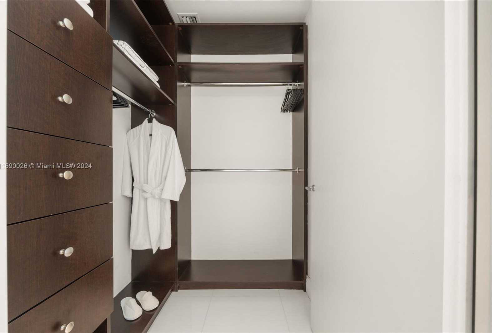 Small Image of 200 BISCAYNE BOULEVARD WAY #5009, Miami Number 16