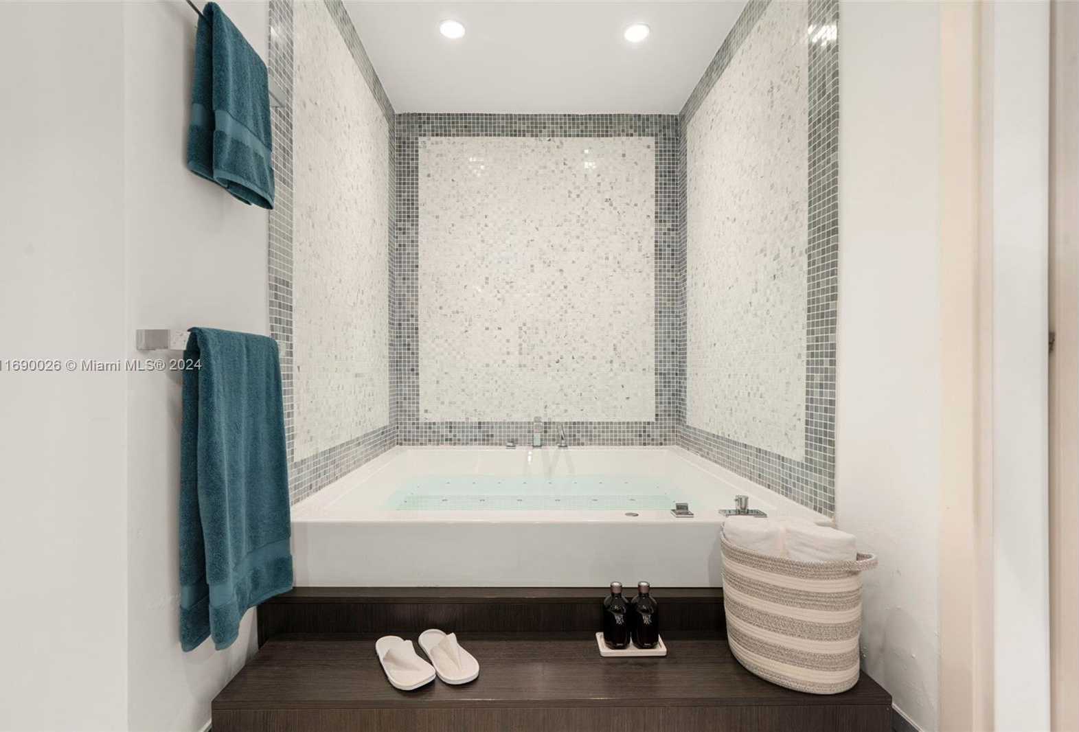 Small Image of 200 BISCAYNE BOULEVARD WAY #5009, Miami Number 17