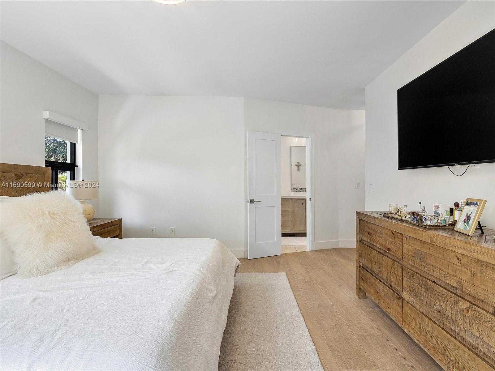 Small Image of 3776 SOUTH WEST 107TH CT, Miami Number 31