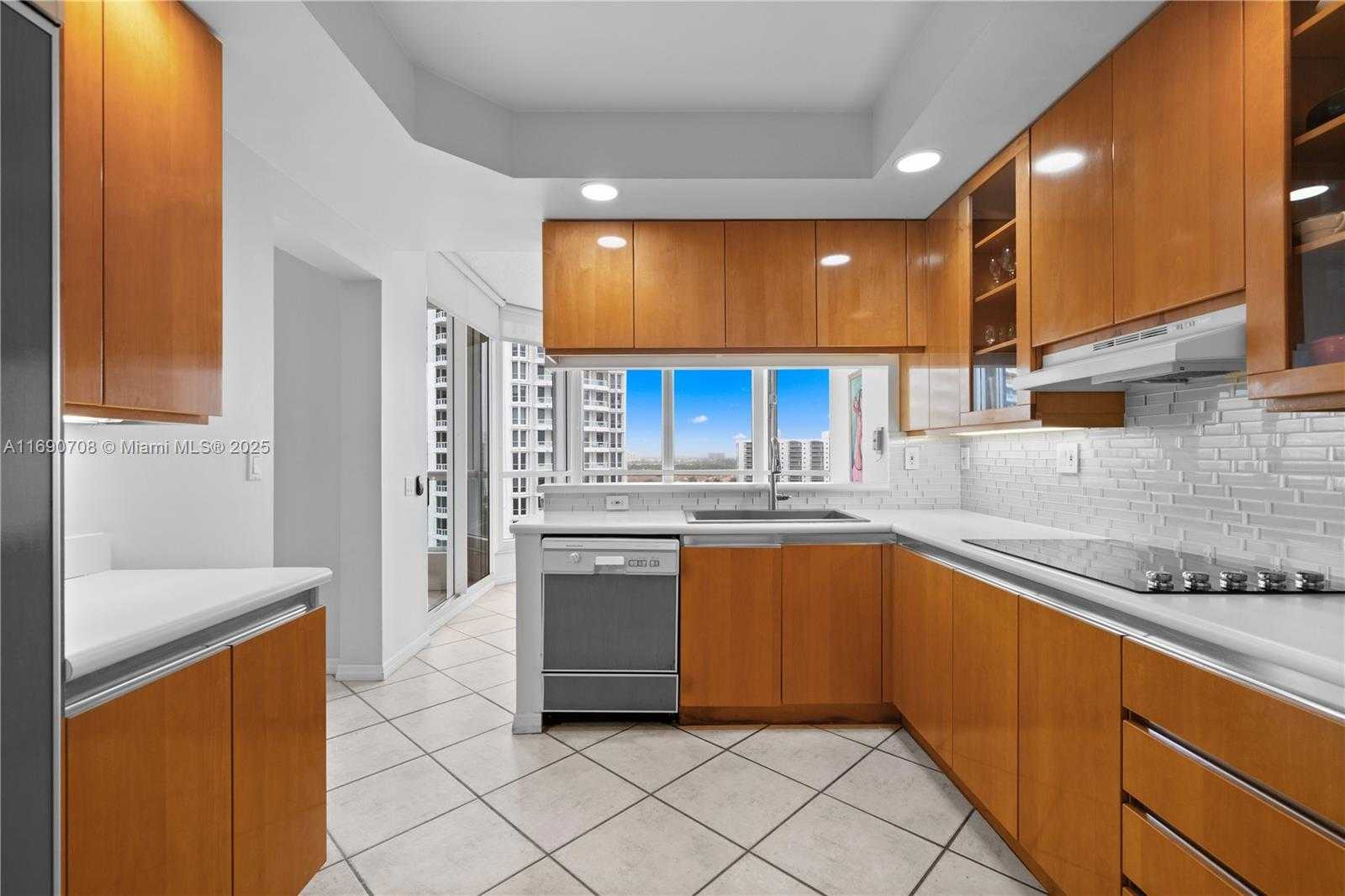 Small Image of 21150 POINT PL #1202, Aventura Number 10