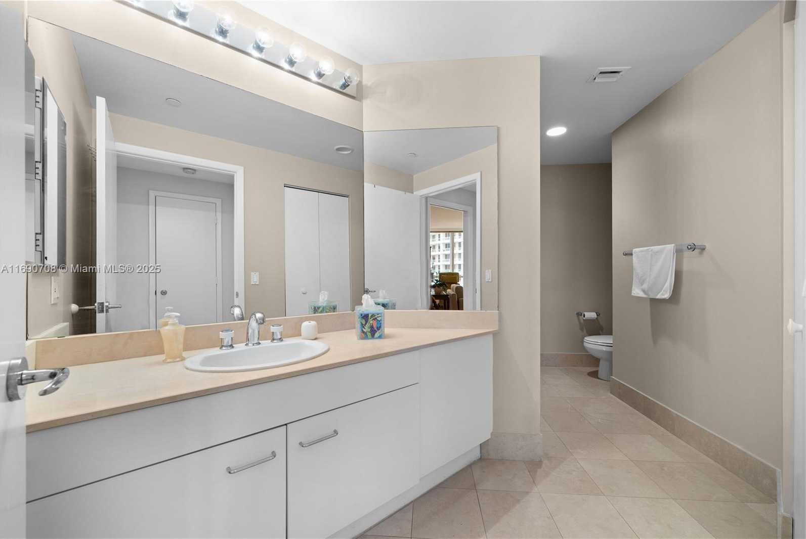 Small Image of 21150 POINT PL #1202, Aventura Number 30