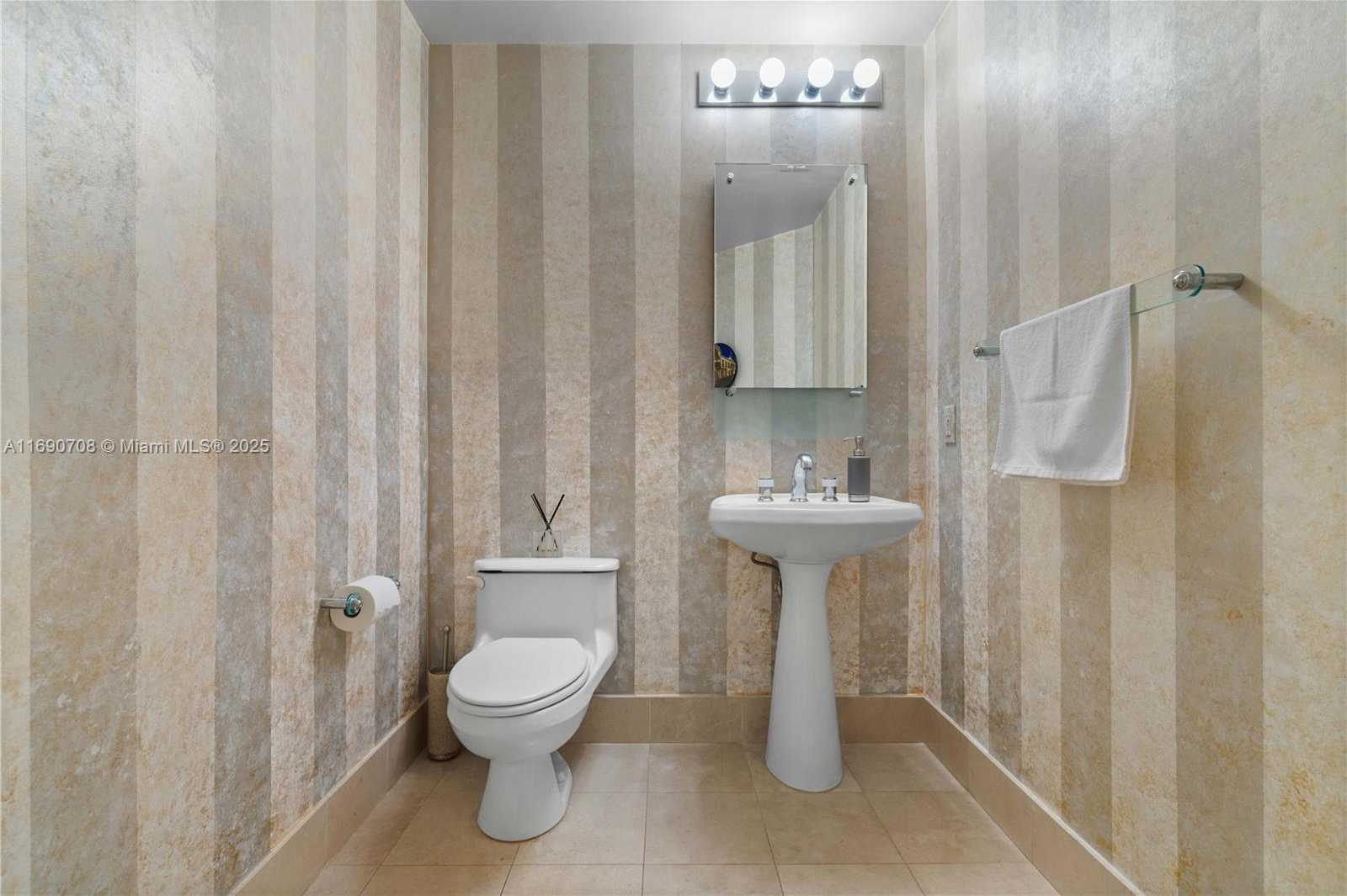 Small Image of 21150 POINT PL #1202, Aventura Number 32