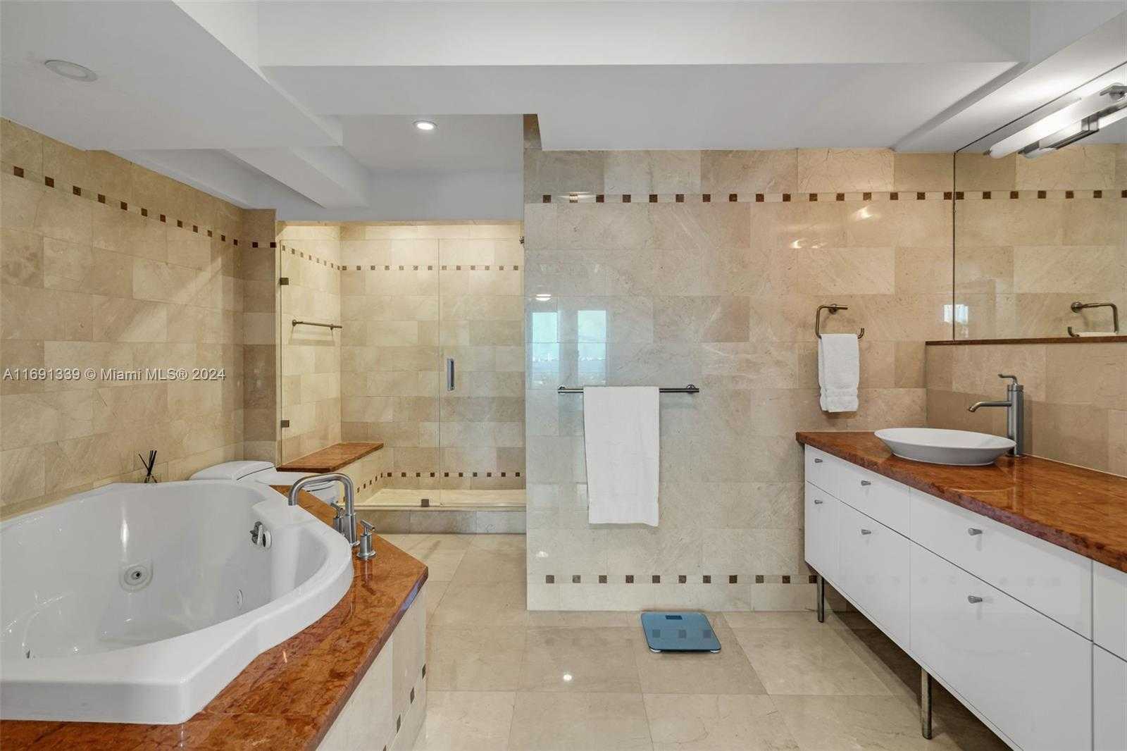 Small Image of 5600 COLLINS AVE #PHE, Miami Beach Number 14