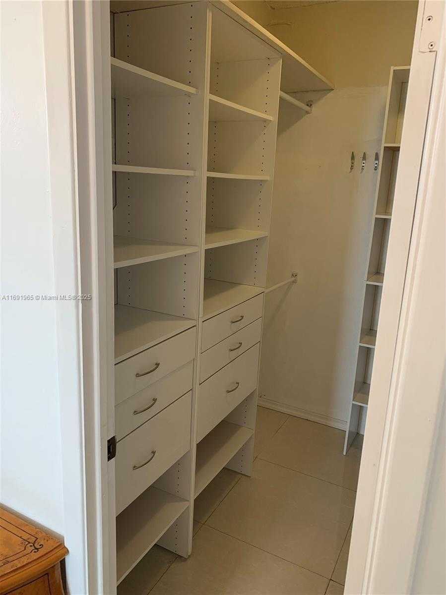 Small Image of 500 BAYVIEW DR #620, Sunny Isles Beach Number 32