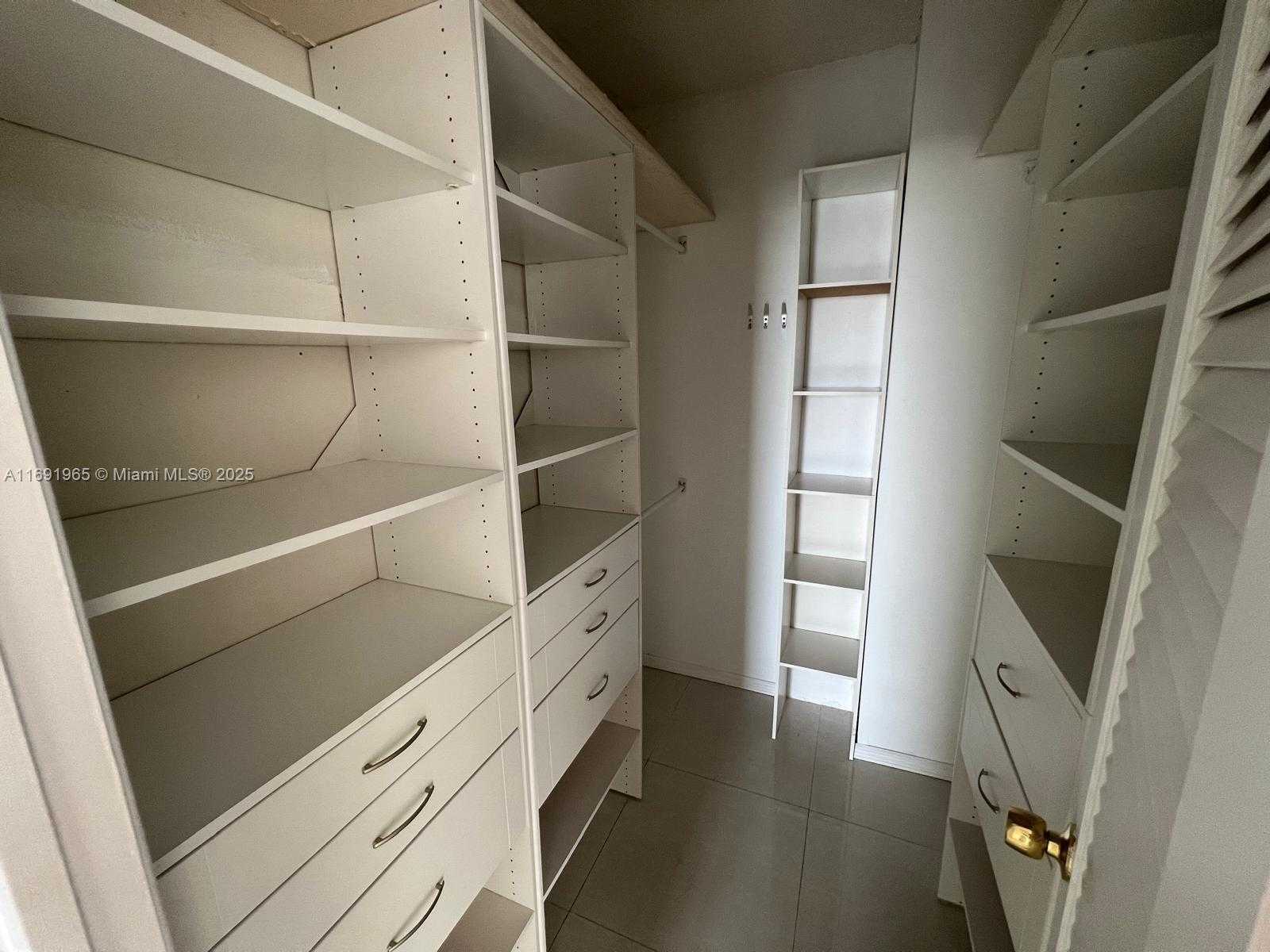 Small Image of 500 BAYVIEW DR #620, Sunny Isles Beach Number 33