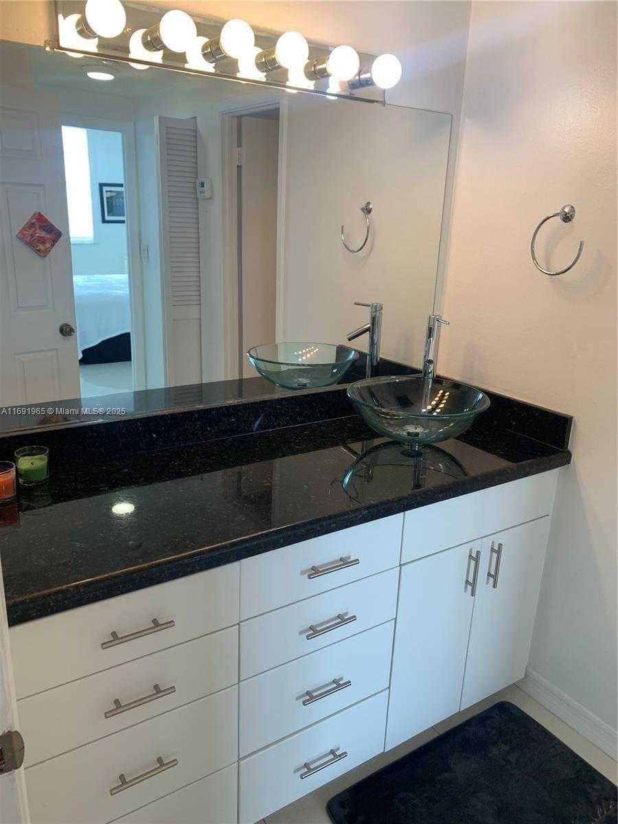 Small Image of 500 BAYVIEW DR #620, Sunny Isles Beach Number 37