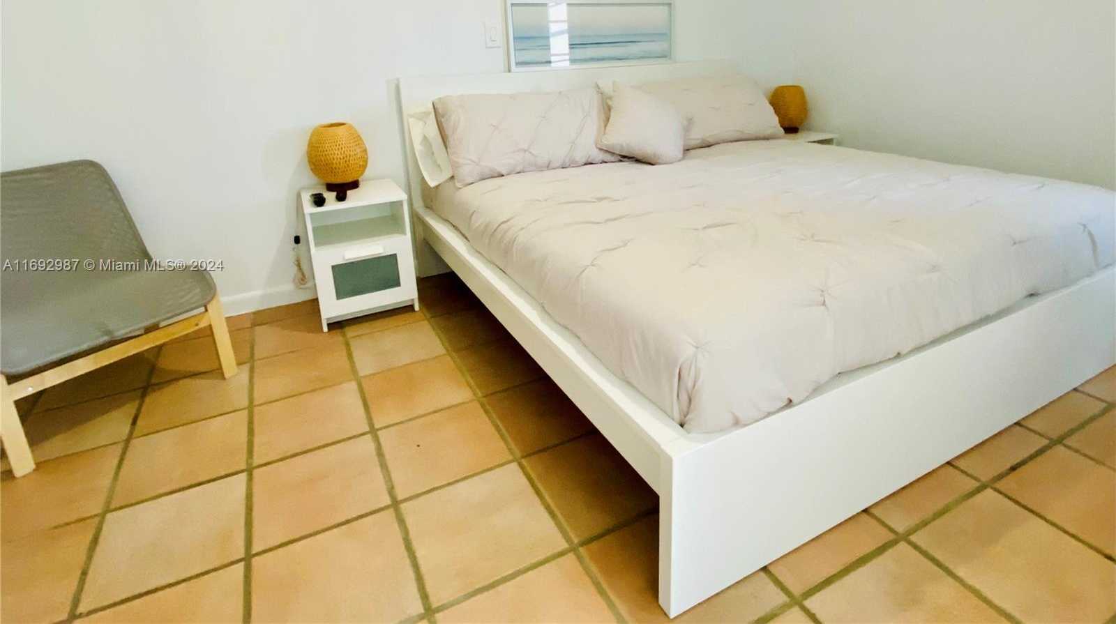 Small Image of 100 #1115, Miami Beach Number 4