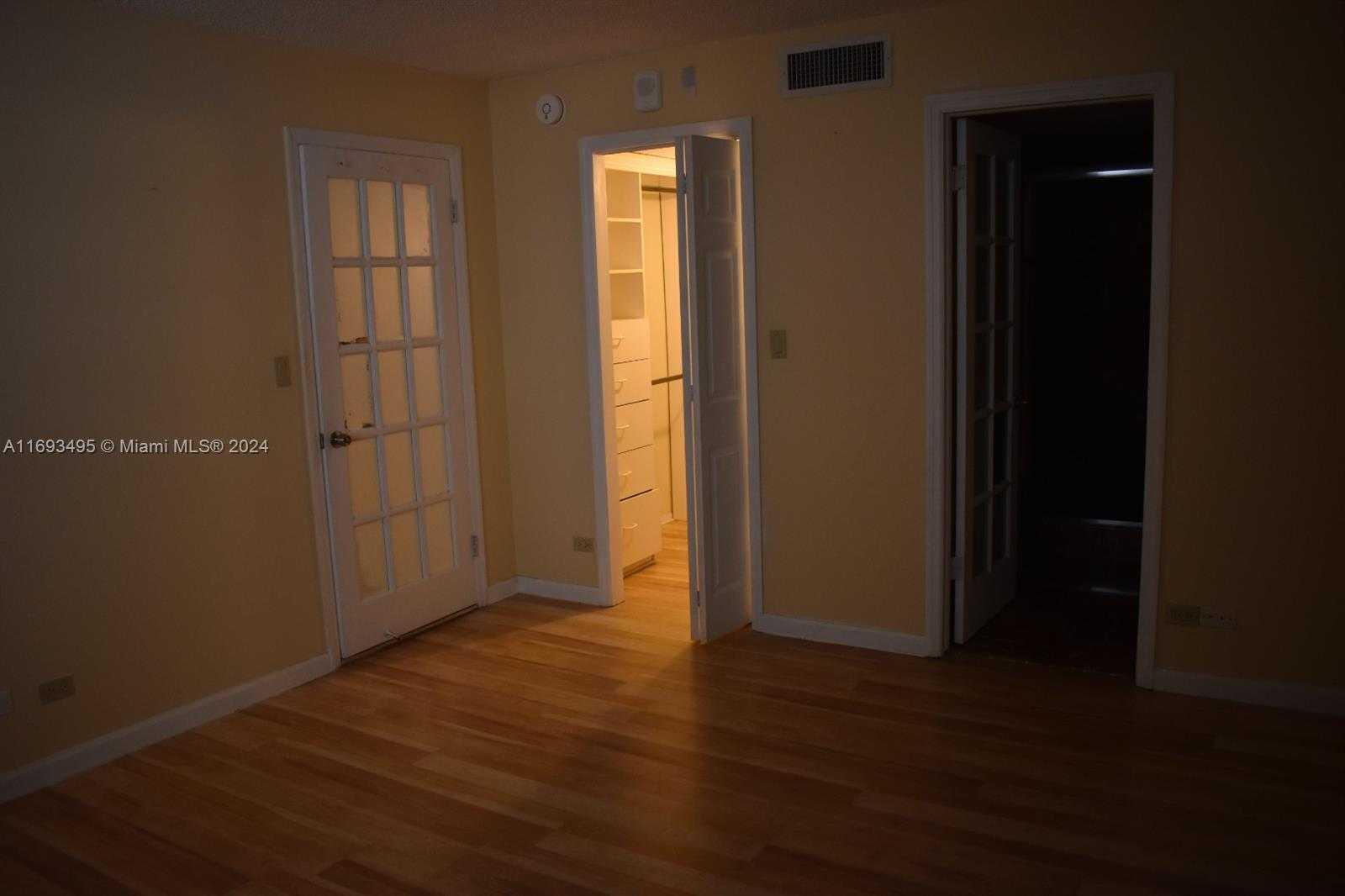 Small Image of 6039 COLLINS AVE #914, Miami Beach Number 13