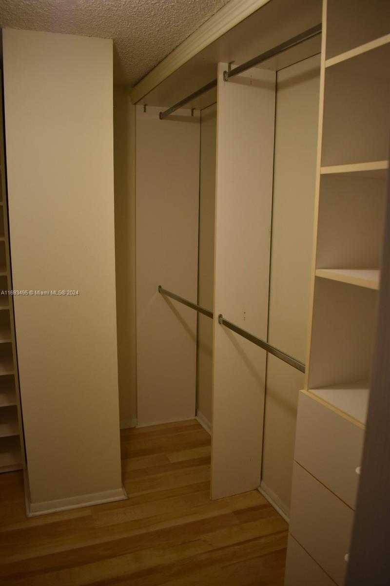 Small Image of 6039 COLLINS AVE #914, Miami Beach Number 18